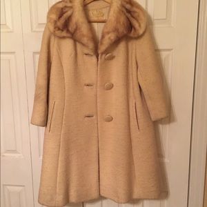 Vintage Circa 1960s Cream Fur Collar Coat